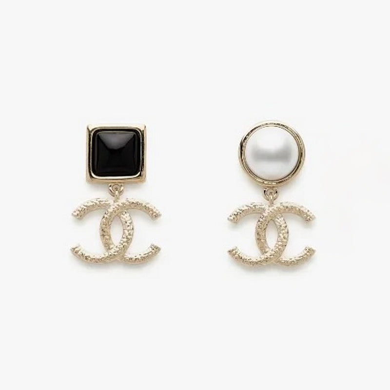 18K CC 26C Black & White Pearl Gold Earrings