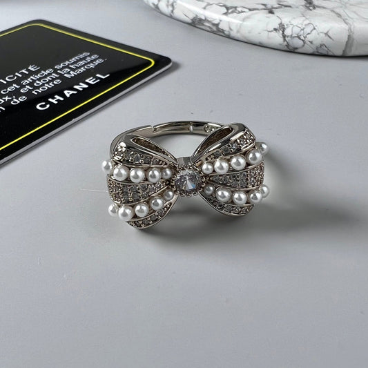 18K CC Bow Tie Pearls Ring