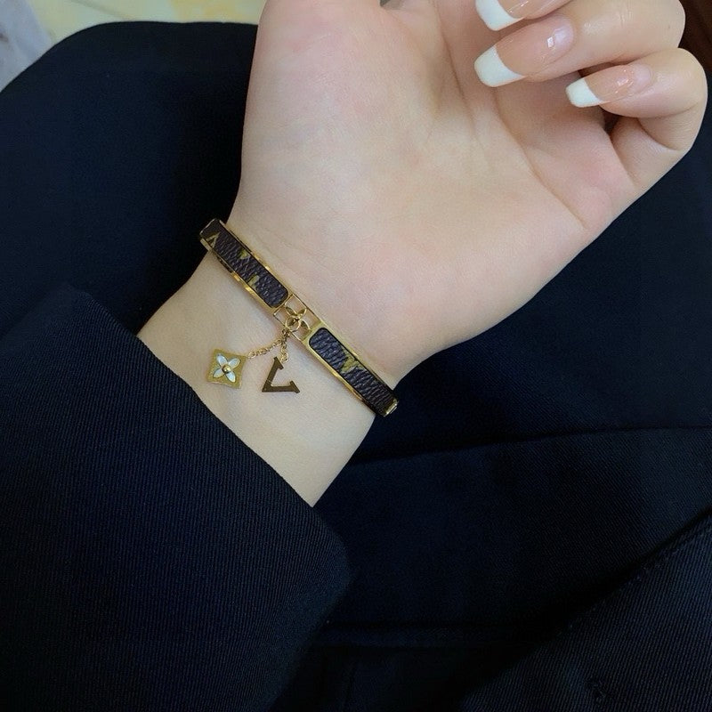 18K Louis Vintage Pendant Gold Bracelet