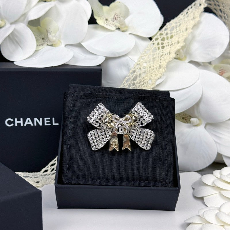 18K CC 25K Bow Tie Diamond Brooch