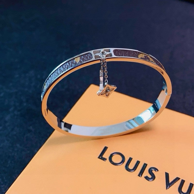 18K Louis Vintage Pendant Gold Bracelet