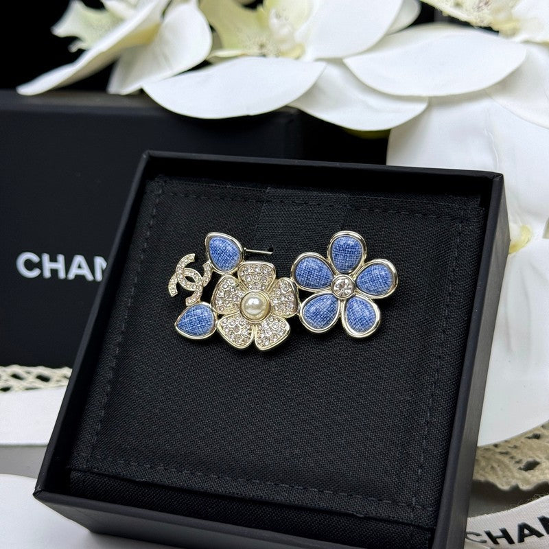 18K CC 26C Blue Flower Diamond Brooch