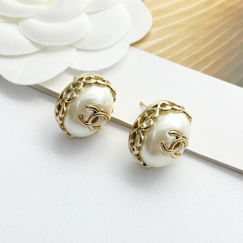 18K CC Oval Pearl Gold Earrings