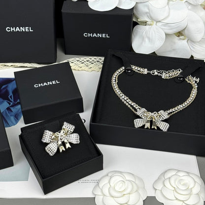 18K CC 25K Bow Tie Diamond Brooch