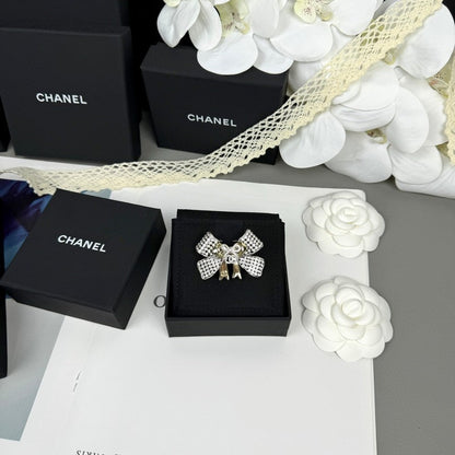 18K CC 25K Bow Tie Diamond Brooch