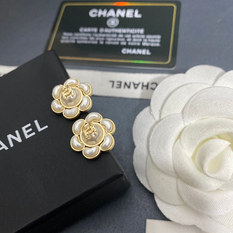 18K CC Flower Pearl Earrings