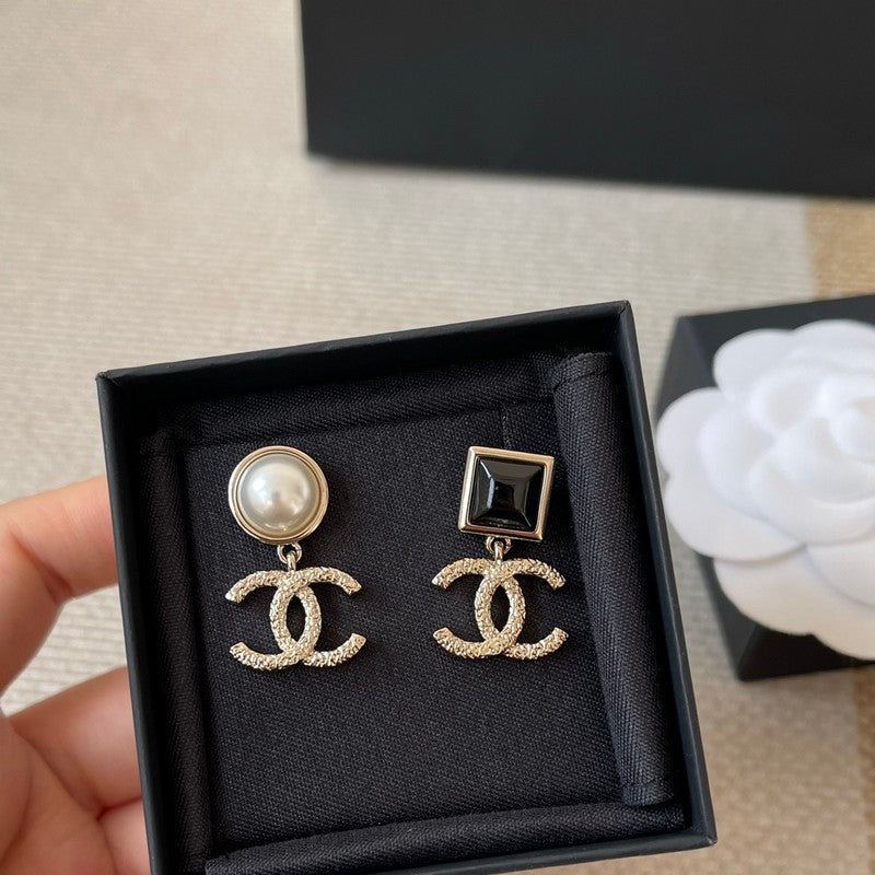 18K CC 26C Black & White Pearl Gold Earrings