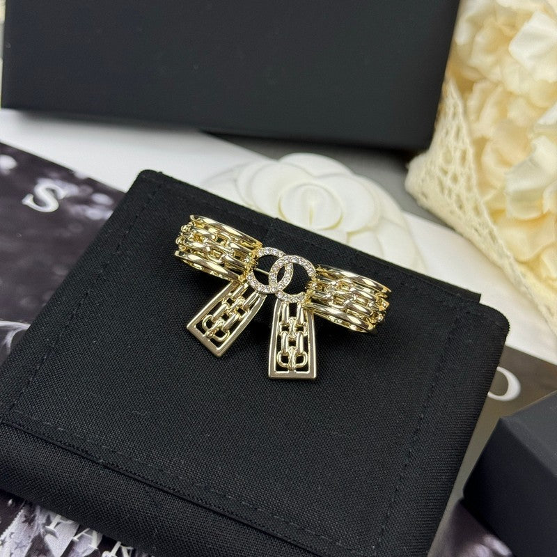 18K CC 25K Bow Tie Diamond Gold Brooch