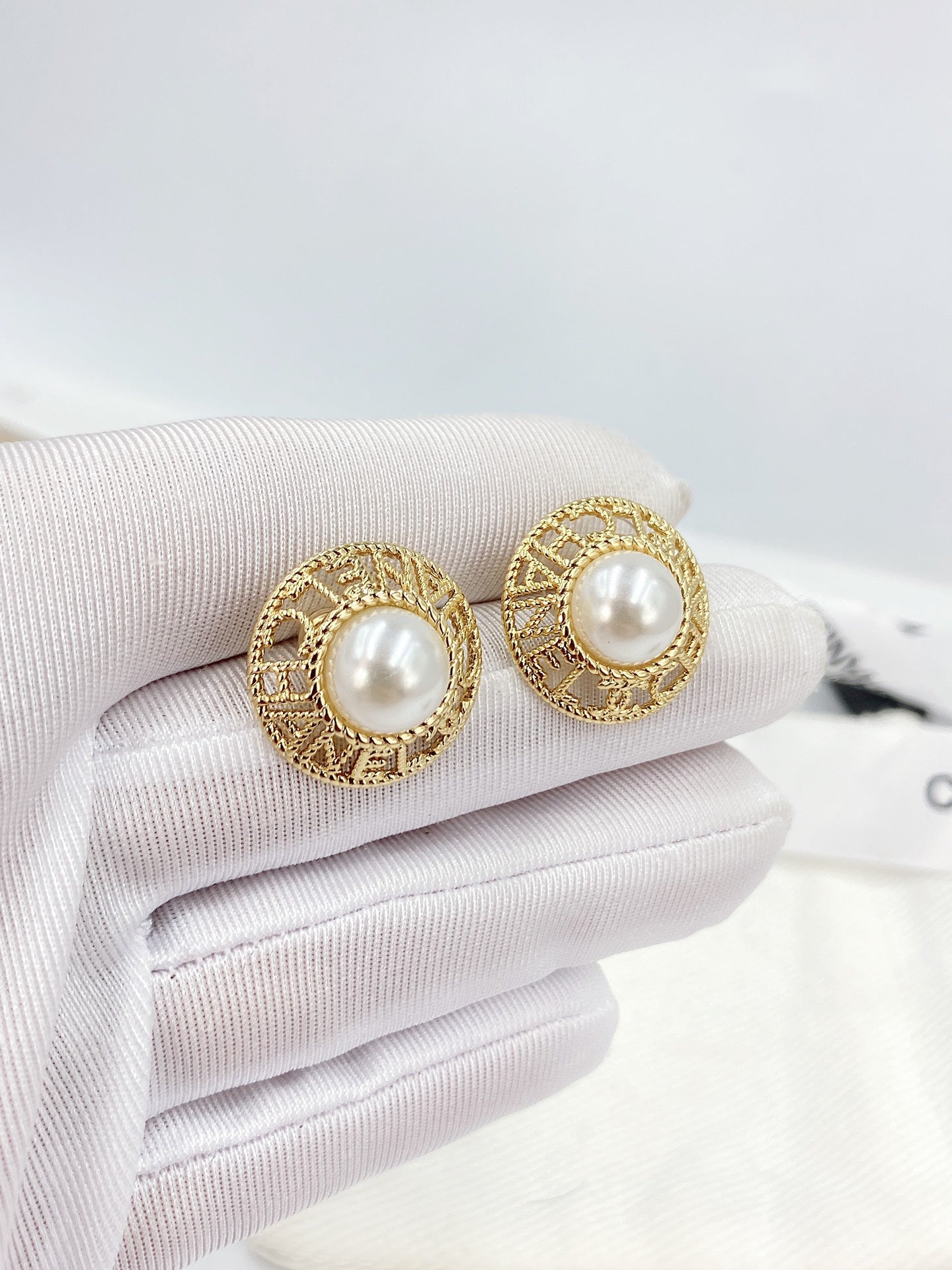 18K CC Pearl Round Earrings