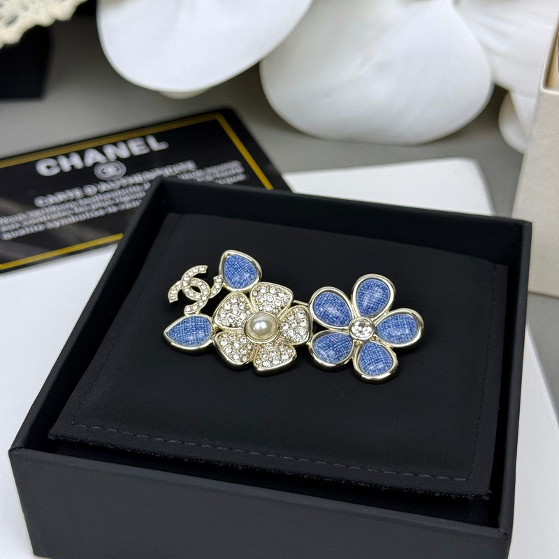 18K CC 26C Blue Flower Diamond Brooch