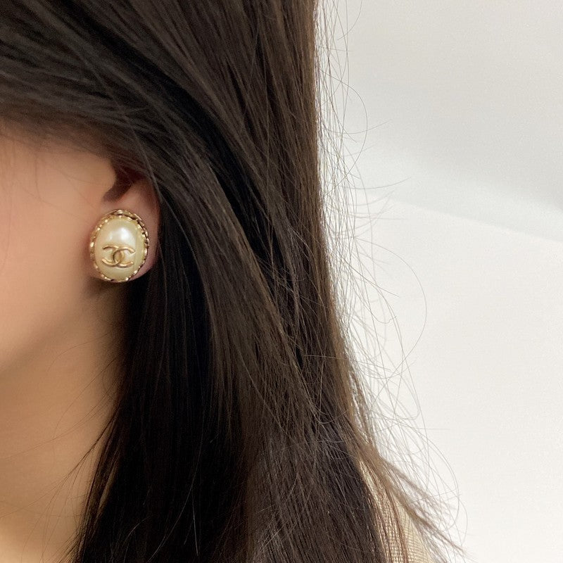 18K CC Oval Pearl Gold Earrings