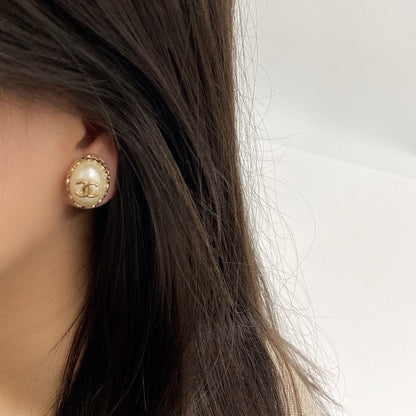 18K CC Oval Pearl Gold Earrings