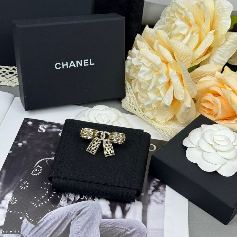 18K CC 25K Bow Tie Diamond Gold Brooch