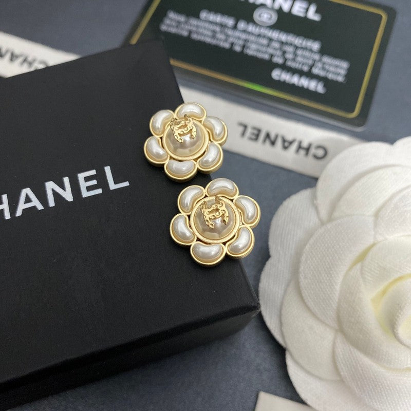 18K CC Flower Pearl Earrings