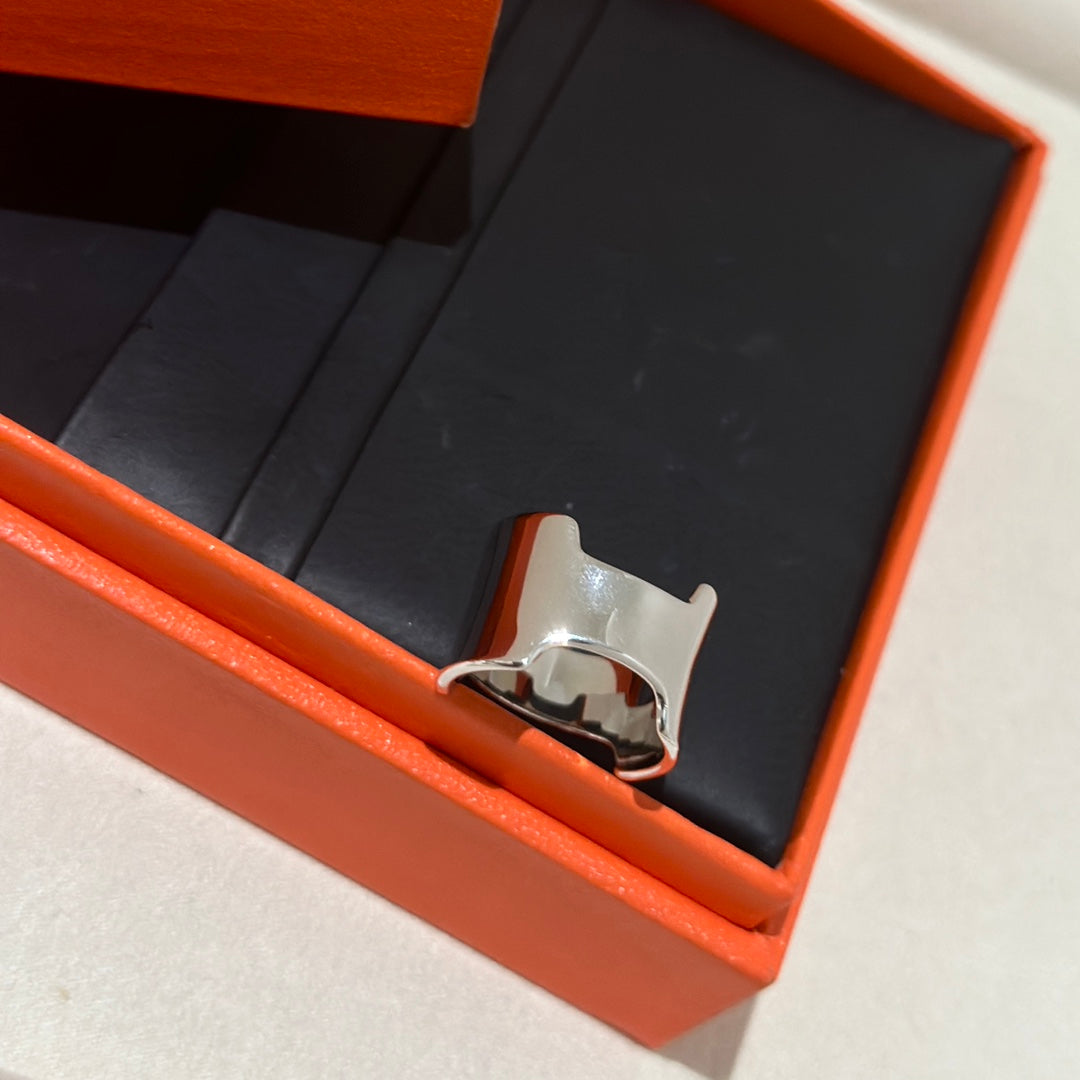 18K Amazone Large H Ring